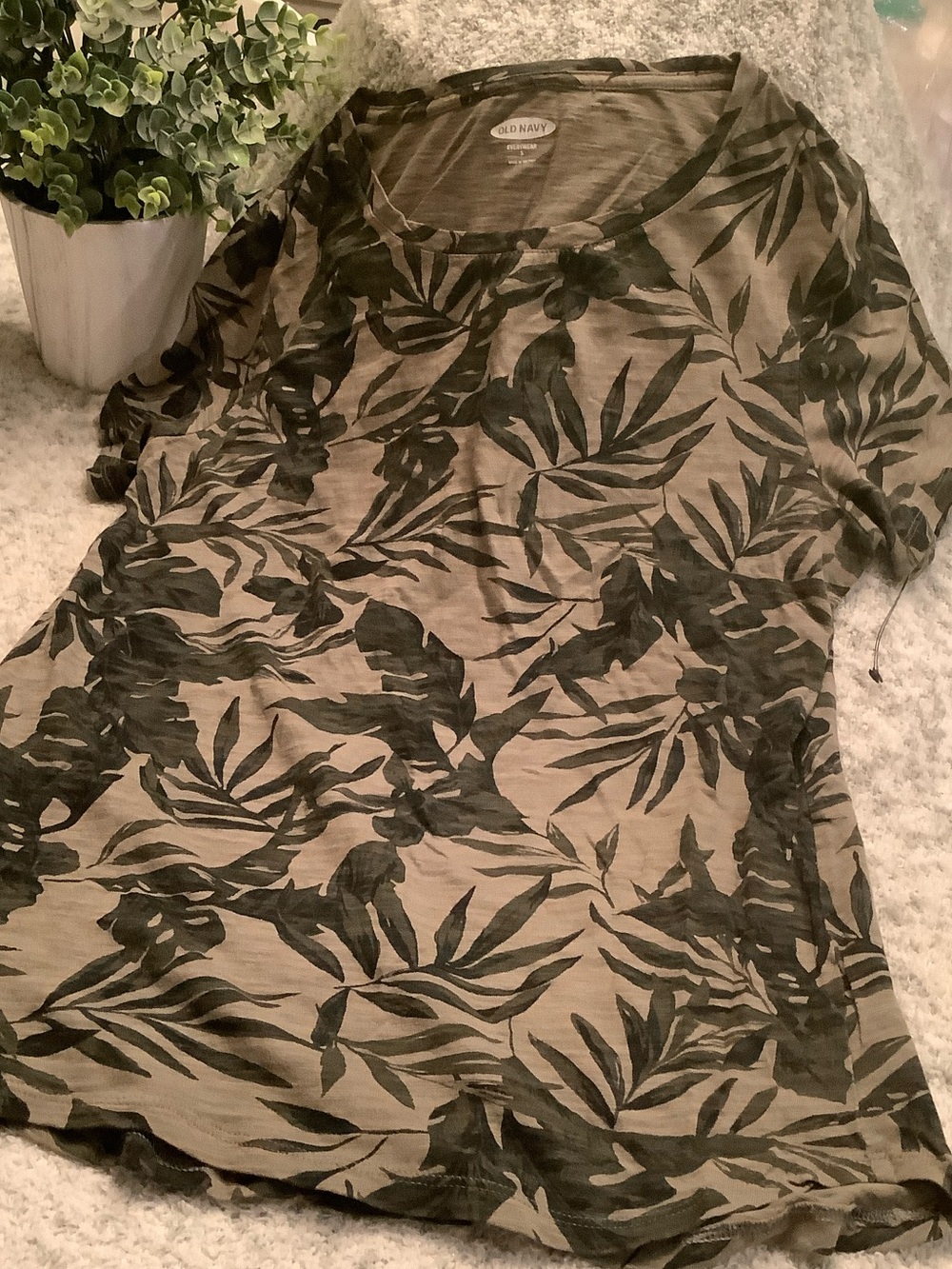 Old Navy Everywear Olive/Tan Tropical Leaf Short Sleeve Tee NWT Size Small